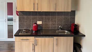 Kühlschrank, Herdplatte, Wasserkocher mit Kaffee-/Teezubehör