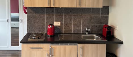 Fridge, stovetop, coffee/tea maker, electric kettle