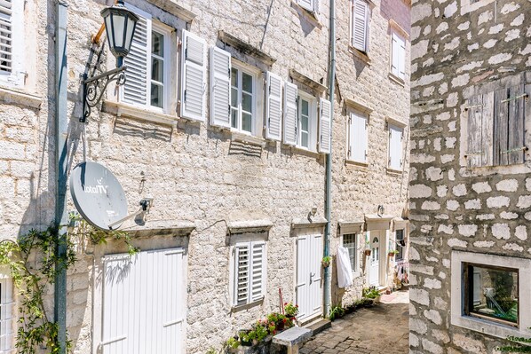 Exterior - Perfetto Perasto Residence - idyllic seaside escape with a jacuzzi inside (Perast)