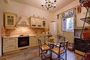 Fridge, microwave, oven, stovetop - Perfetto Perasto Residence - idyllic seaside escape with a jacuzzi inside (Perast)