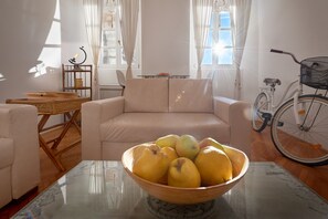 Una Smart TV, una chimenea, libros