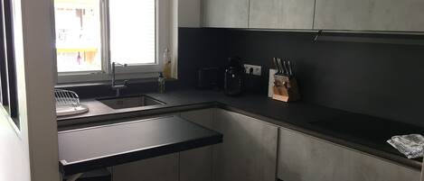 Kühlschrank, Mikrowelle, Ofen, Herdplatte