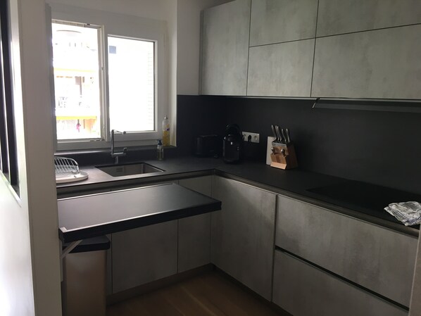 Réfrigérateur, micro-ondes, four, plaque de cuisson