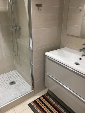 Sèche-cheveux, serviettes fournies, savon, papier toilette