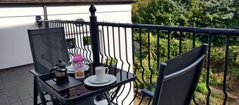 Apiary Apartment (Private Balcony & 2mins to Sea)