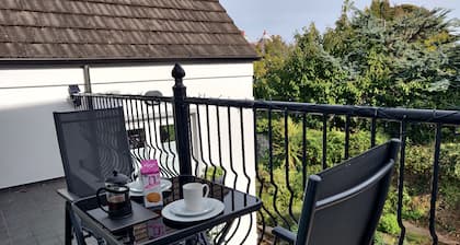 Apiary Apartment (Private Balcony & 2mins to Sea)