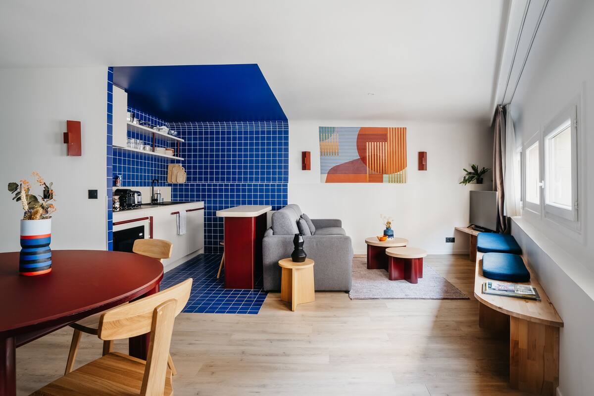 Un espacio habitable moderno con cocina, comedor y zona de estar.