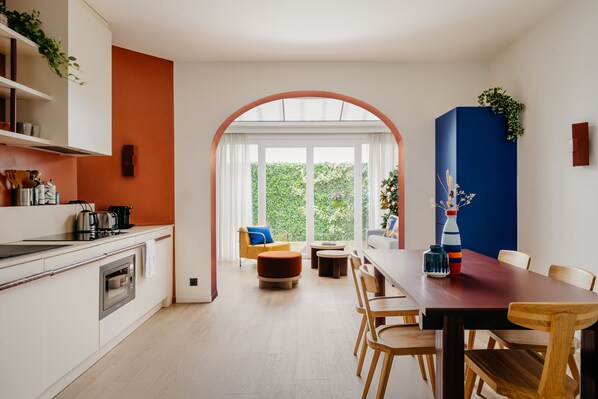 Appartment N°1 : 2-chambres | Aire de séjour | Téléviseur