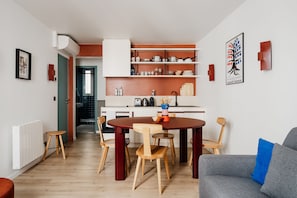 Appartment N°10 : 2-chambres | Aire de séjour | Téléviseur