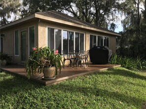 Outdoor dining - Secluded Lakefront House short drive to Beaches, Busch Gardens, Stadium, Disney (Tampa)