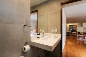 Douche, sèche-cheveux, serviettes fournies