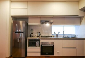 Réfrigérateur, micro-ondes, four, plaque de cuisson