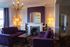 Coin salon dans le hall