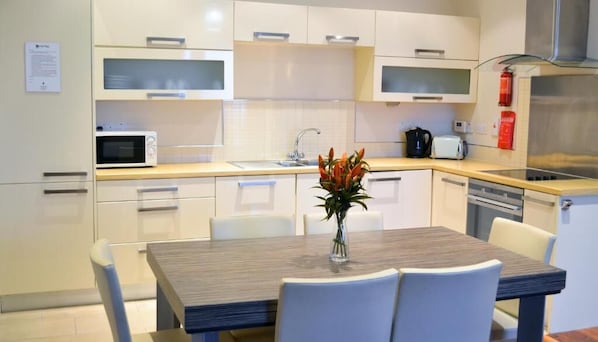 Apartamento clássico | Opções para refeição no quarto