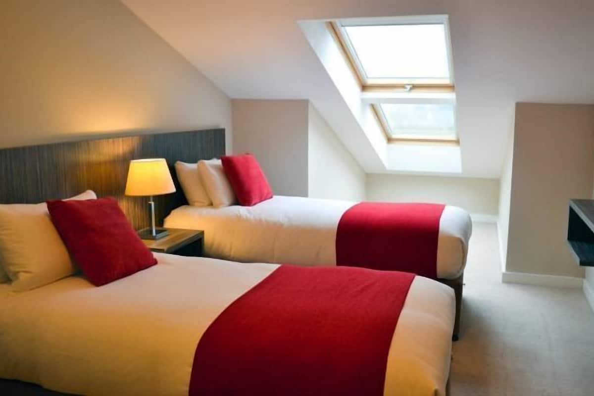 two-bedroom apartment (5 adults) | iron/ironing board, free wifi, bed sheets