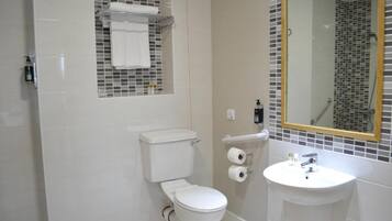 Artículos de higiene personal gratuitos, secador de pelo y toallas