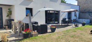 A modern outdoor patio with a wooden deck, outdoor furniture, and potted plants. - TY SAM (3CH) - NEW, MODERN HOUSE NEAR BEACHES AND AMENITIES (Trébeurden)