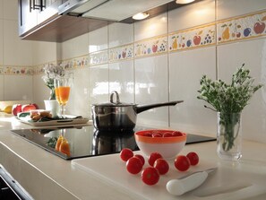 Kühlschrank, Mikrowelle, Ofen, Geschirrspüler