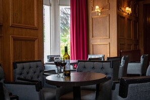 32-inch flat-screen TV with digital channels, TV - Claymore Hotel (Arrochar)