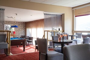 Een 32-inch flatscreentelevisie met digitale zenders en een televisie