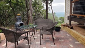 Outdoor dining - Quiet, secluded, private suite in NW Austin Hill Country. Lakes & Trails nearby. (Austin)