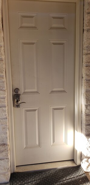 Exterior detail - Quiet, secluded, private suite in NW Austin Hill Country. Lakes & Trails nearby. (Austin)