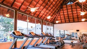 Ein Fitnessstudio mit Laufbändern, Ergometer und Kurzhanteln.