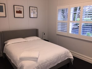 5 bedrooms, iron/ironing board, WiFi, bed sheets