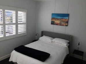 5 bedrooms, iron/ironing board, WiFi, bed sheets