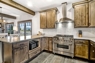 King Beds Fireplace Hot Tub Rec Room Heated Garage