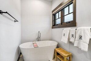 وحدات دش مع أحواض استحمام، مجففات شعر، مناشف، صابون