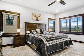 4 عدّة غرف نوم ومكتب وواي فاي مجانًا وملاءات أسرّة