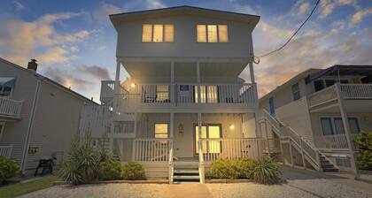 2 Bd Beach Condo only 2 min walk to OC's Goldcoast