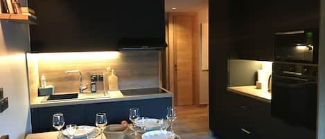 Réfrigérateur, four à micro-ondes, un four, surface de cuisson