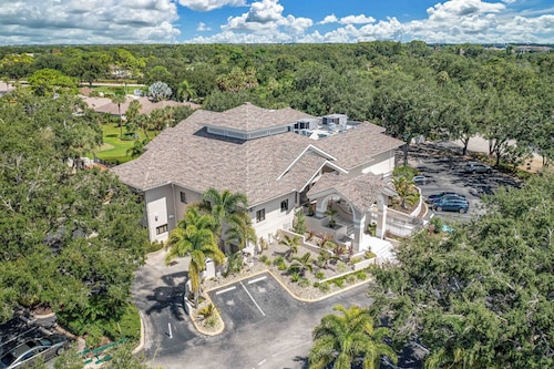 Country Creek - Charming and Light Corner Condo with Golf !