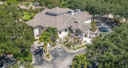 Country Creek - Charming and Light Corner Condo with Golf !