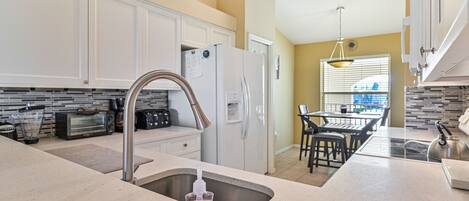 冷蔵庫、電子レンジ、オーブン、コンロ