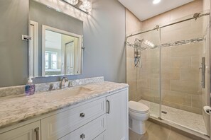 Combined shower/bathtub, hair dryer, towels - Stoneybrook - Second Floor Condo overlooking the Green (Estero)
