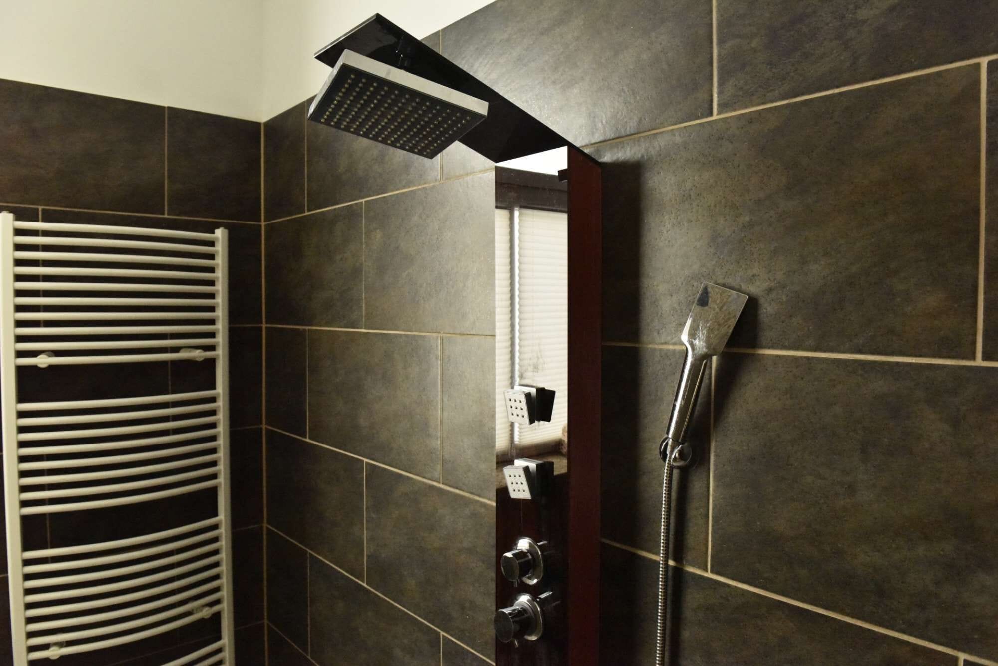 Dusch, hårtork och handdukar