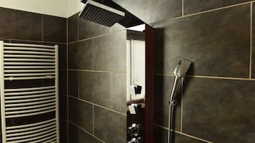 Dusch, hårtork och handdukar