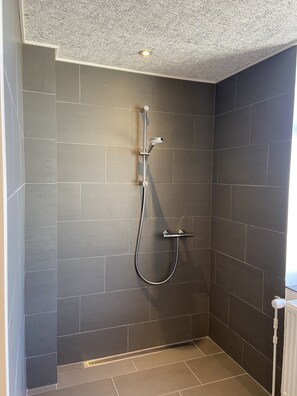 Basic-Dreibettzimmer, Gemeinschaftsbad | Badezimmer