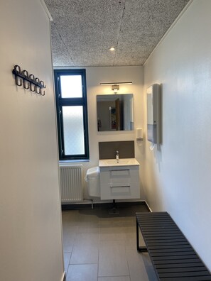 双人房或双床房, 公共浴室 | 浴室 | 淋浴设施、毛巾、肥皂、卫生纸