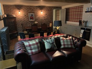 Smart TV, fireplace, books, video library - Morgan Cottage at 'This Is Not Here' With Hot Tub  (Skirpenbeck)