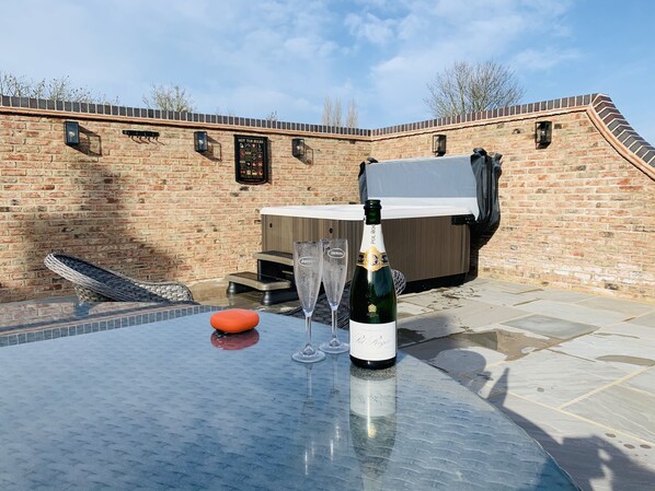 Outdoor spa tub