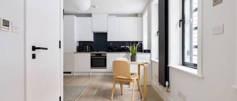 Een koelkast, een magnetron, een oven, een kookplaat