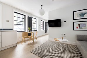 TV, Netflix, streaming services - Cool Leicester Sq Studio - Netflix & Nespresso (London)