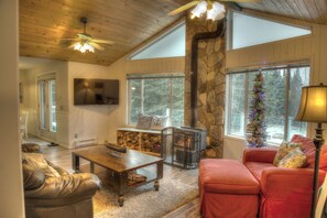 智能电视、壁炉、电子游戏