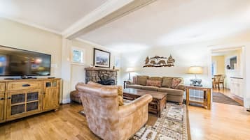 Älytelevisio, takka, pöytäjalkapallopöytä