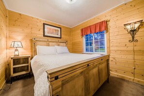 3 habitaciones, escritorio y tabla de planchar con plancha