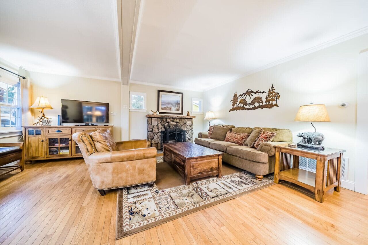 Älytelevisio, takka, pöytäjalkapallopöytä